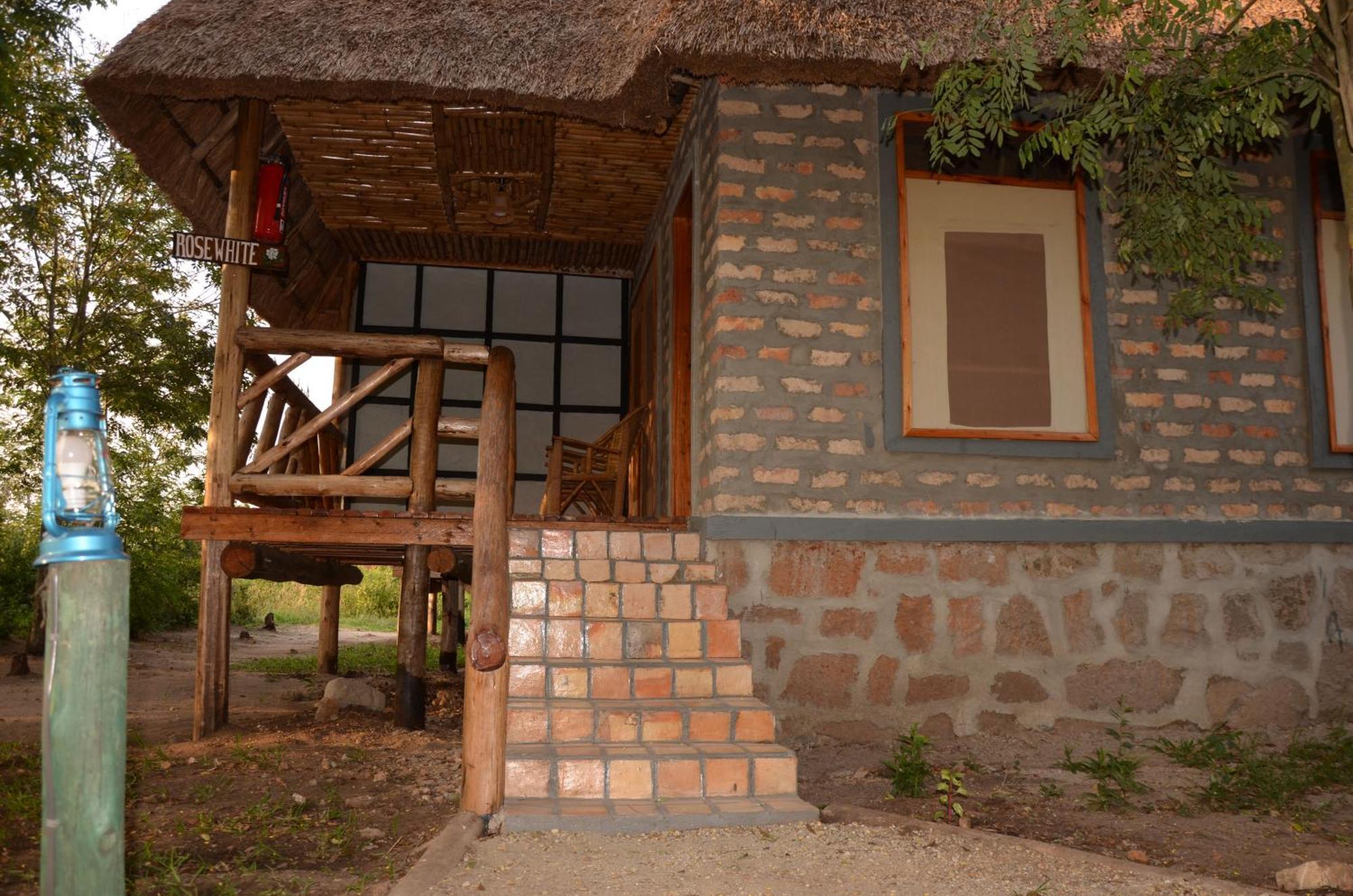 Irungu Forest Safari Lodge Katunguru Exterior foto